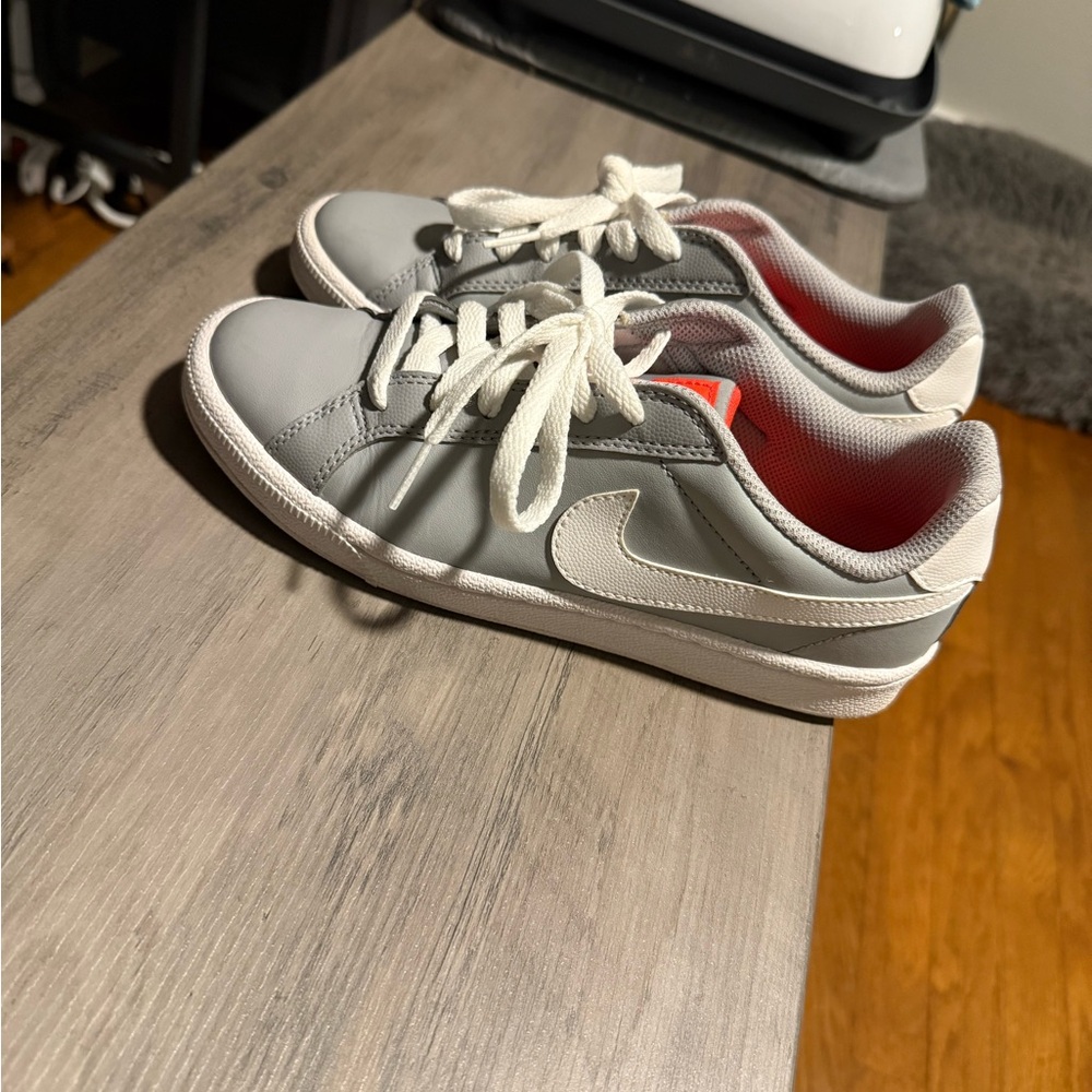 Nike court majestic Gray and White Sneakers Classic Low-Top Design